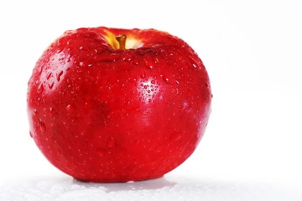 Jasne czerwone jabłko z kropli wody na białej — Zdjęcie stockowe