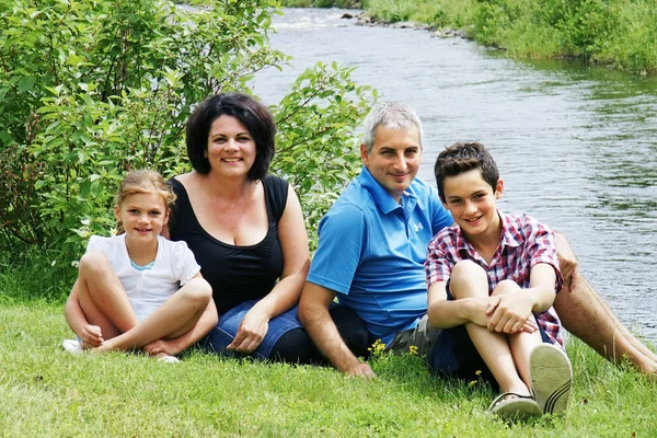 Familie am Fluss — Stockfoto
