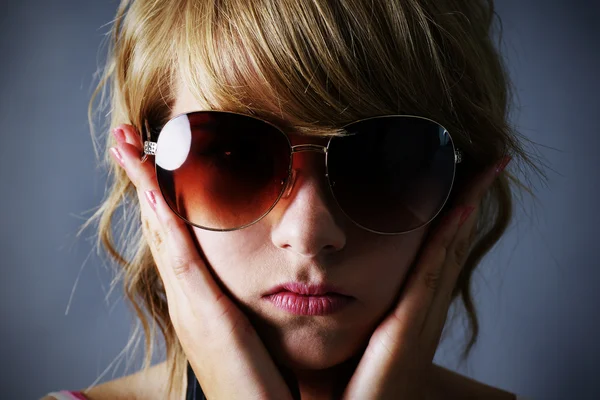 Ξανθό κορίτσι με τα μεγάλα γυαλιά ηλίου — Φωτογραφία Αρχείου