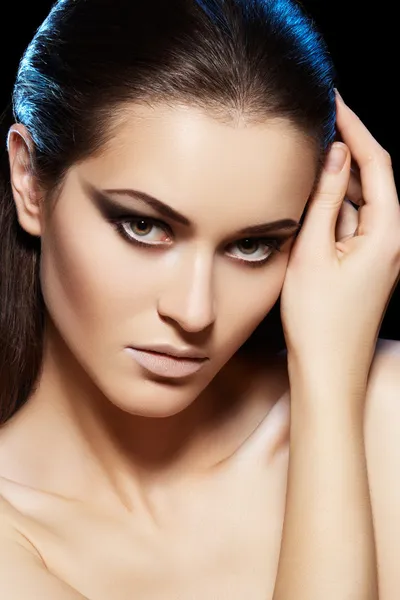 Modelo de mulher sexy bonita com maquiagem de moda noite escura, penteado reto morena em luz azul no fundo preto — Fotografia de Stock