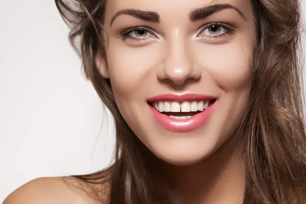 Happy krásná mladá žena model s přírodní denní make-up. krásné ženy úsměv s zdravé bílé zuby — Stock fotografie