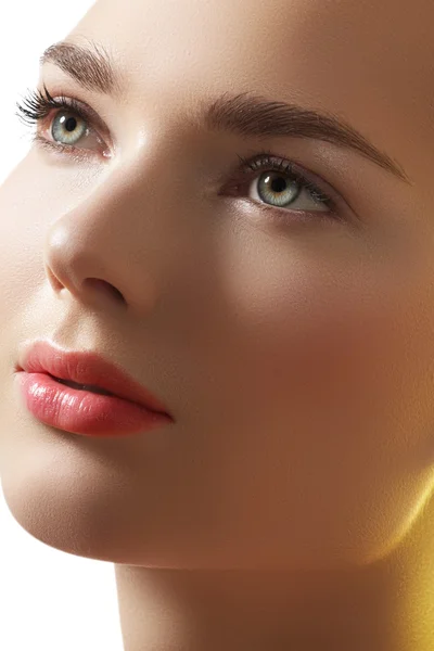 Porträtt av sexiga kaukasiska ung kvinna. naturliga spa skönhet med ren hud. vacker modell med naturlig make-up, ren hud på beige bakgrund — Stockfoto