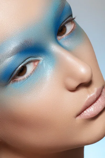 Schoonheid close-up portret van mooie vrouw model gezicht met wonderful mode hemelse blauwe make-up. magische engel stijl — Stockfoto