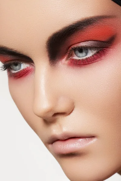 Ομορφιά Close-up πορτρέτο του πρόσωπο ελκυστικό μοντέλο με φωτεινά μόδας μακιγιάζ. διάβολος visage στυλ για τις Απόκριες — Φωτογραφία Αρχείου