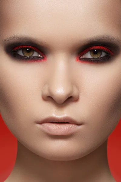 Retrato de beleza close-up de rosto modelo atraente com maquiagem de moda brilhante. Visagem de estilo Diabo para Halloween — Fotografia de Stock