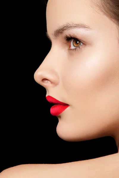 Smyslná žena model s módní světle růžové rty make-up. portrét móda glamour Girl — Stock fotografie