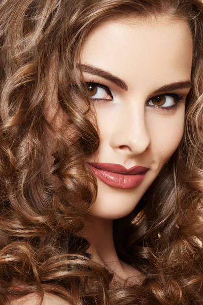 Mooie model met glanzende volume krullend haar. pin-up stijl — Stockfoto