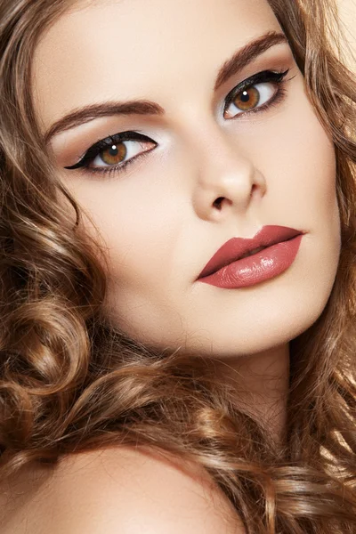 Beautiful face of young woman with clean skin, bright retro style make-up. Girl with long curly hairs. Bright lips make-up. Pin-up lovely model — Stock Photo, Image