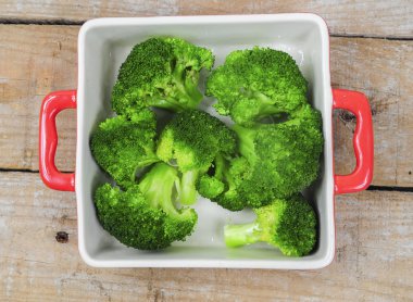 Brokoli kırmızı tepsisi
