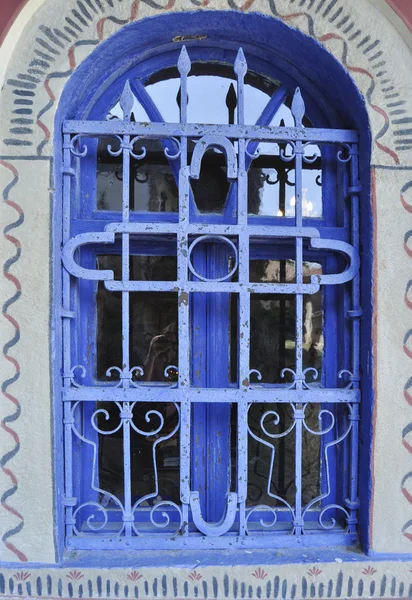 Fönstret på klostret vägg — Stockfoto