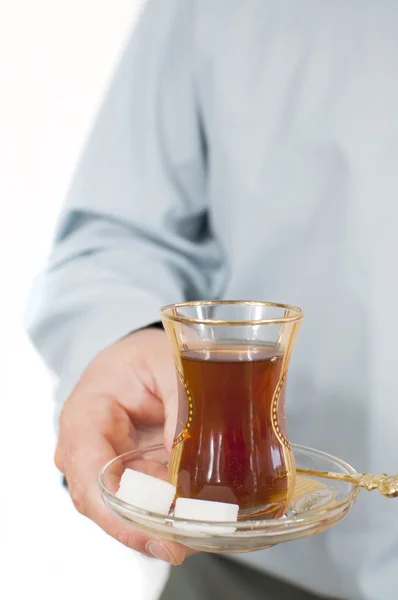 Młody człowiek obsługujących chai turecki — Zdjęcie stockowe