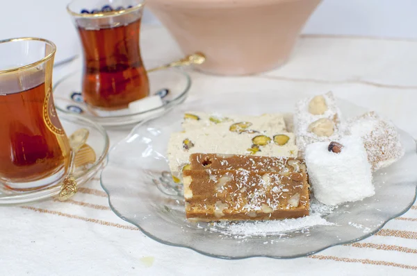 Turecká sladké cukrovinky - tahíni chalva a turecký med — Stock fotografie