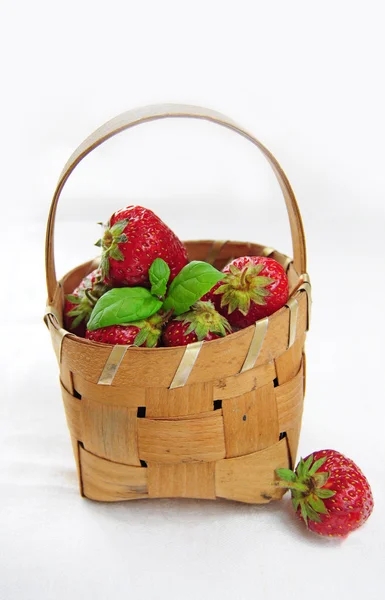 Koszyk pełen truskawek — Zdjęcie stockowe