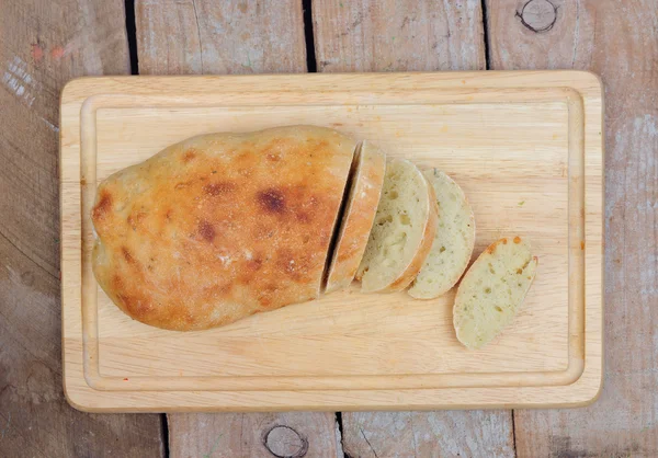 自制的一条面包在木板上 — 图库照片