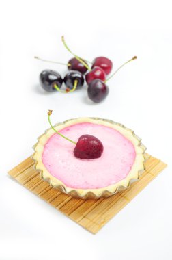 vişneli tart ve arka planda kiraz