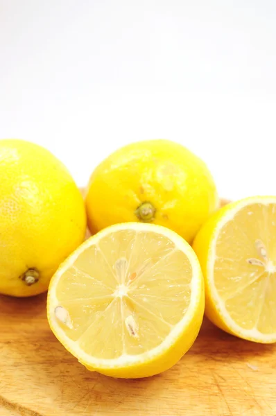 Лимоны на деревянной доске — стоковое фото