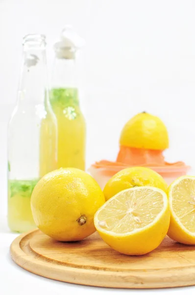 Limoni su tavola di legno — Foto Stock