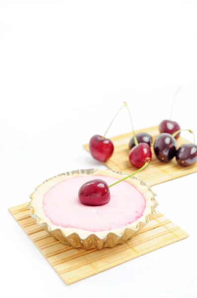 Torta de cereja e cerejas — Fotografia de Stock