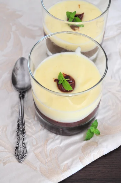 Chocolate and vanilla cream — Stock Photo, Image
