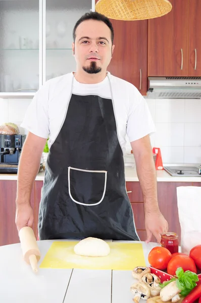 Junger Mann in der Küche — Stockfoto