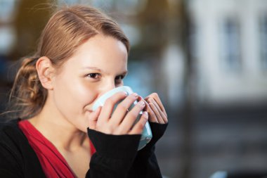 chocomilk fincan genç ve güzel kadın