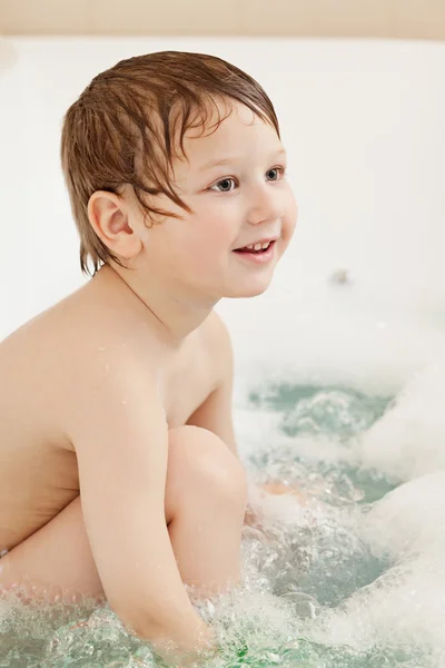 Chlapec přijetí koupele — Stock fotografie
