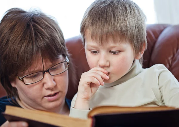 男孩和他妈妈一起读的书 — 图库照片
