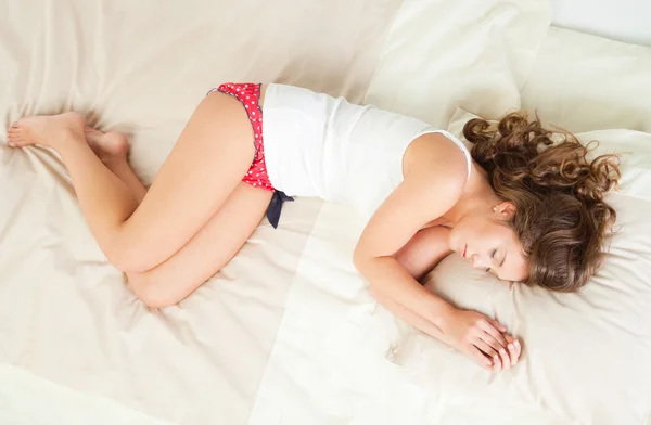 Dormire giovane donna — Foto Stock