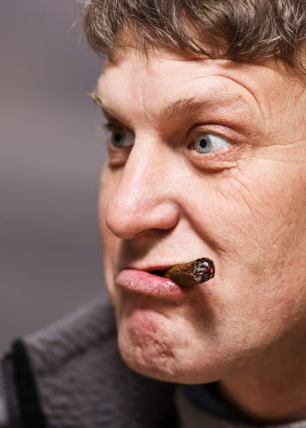 Hombre furioso con cigarro — Foto de Stock