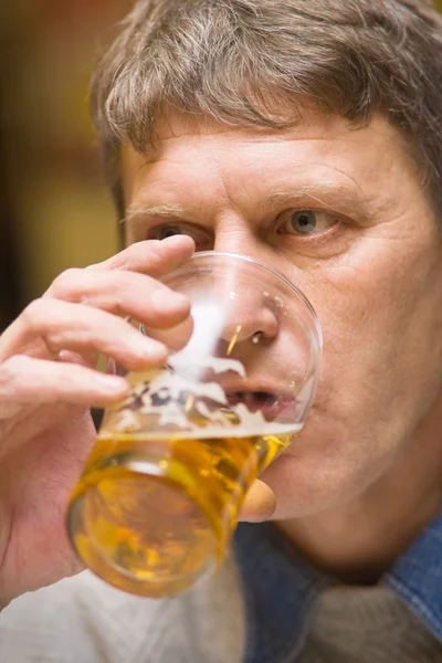 Зрілий чоловік п'є пиво — стокове фото