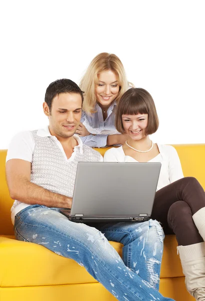 三个微笑朋友与便携式计算机 — 图库照片