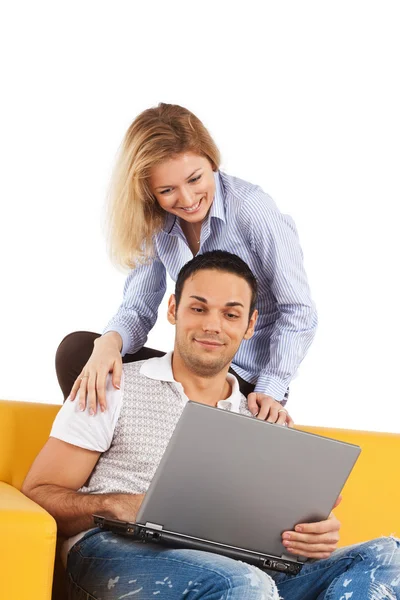 Lyckliga paret med bärbar dator — Stockfoto