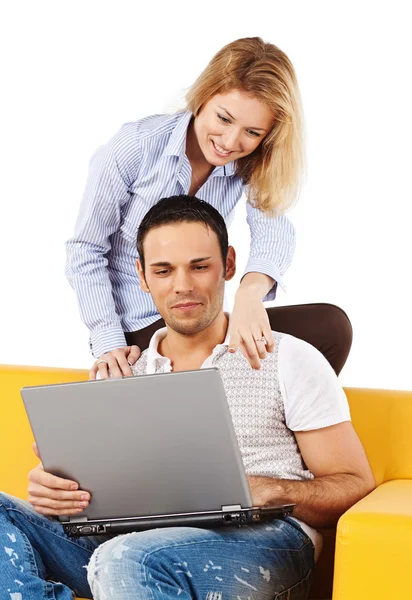 Couple heureux sur canapé avec ordinateur portable — Photo