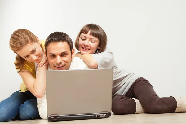 Amigos felizes com computador portátil — Fotografia de Stock