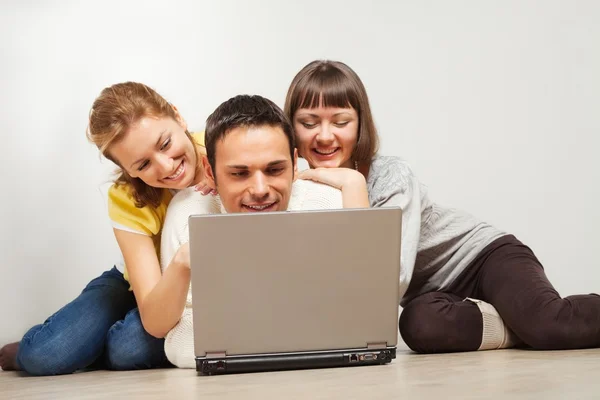 Amigos felizes com computador portátil — Fotografia de Stock