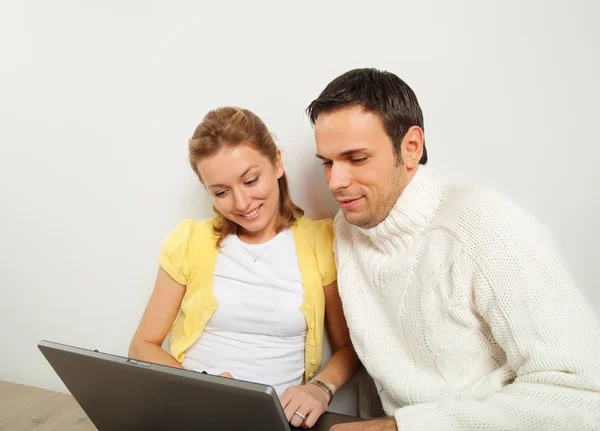 Gelukkige paar met laptopcomputer — Stockfoto
