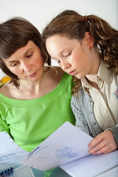 Chica haciendo la tarea con su mamá — Foto de Stock