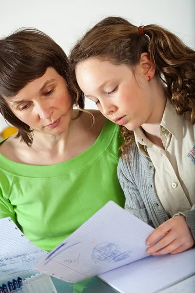 Ragazza che fa i compiti con sua madre — Foto Stock