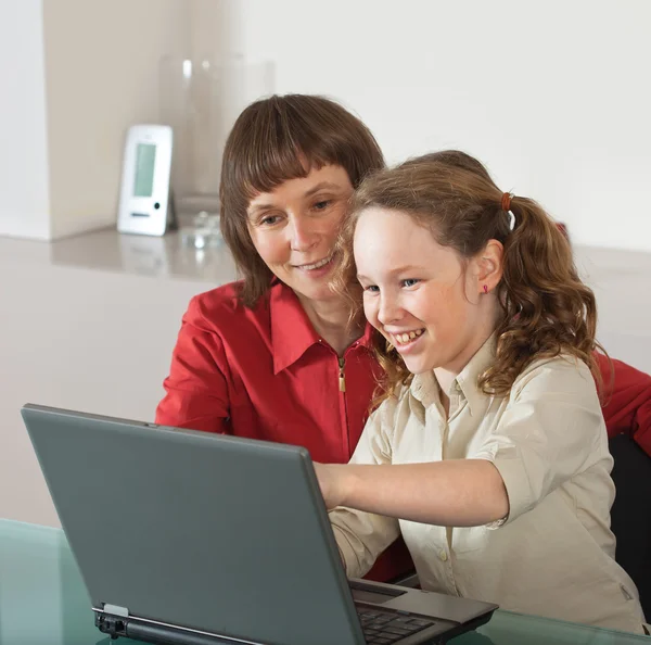 Anya és lánya, laptop — Stock Fotó