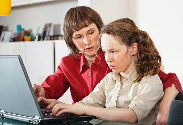 Mom and daughter with laptop — Stock Photo, Image