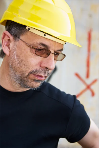 Engineer in a yellow hard hat — Stock Photo, Image