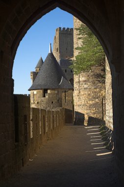 eski bir taş tarafından çerçeveli carcassonne Kalesi'nde göster