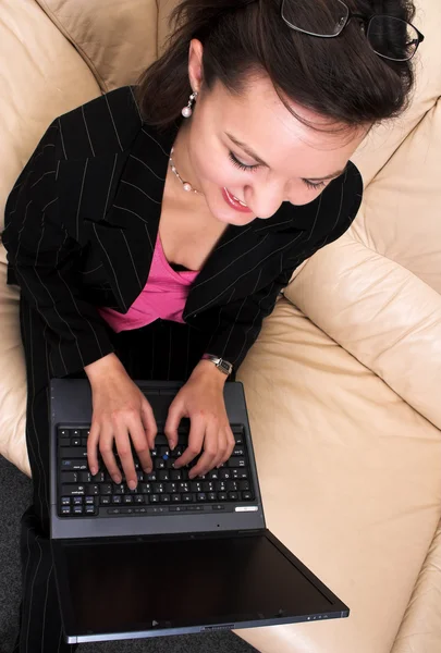 Glücklich arbeitend - junge Geschäftsfrau mit Laptop - Draufsicht — Stockfoto