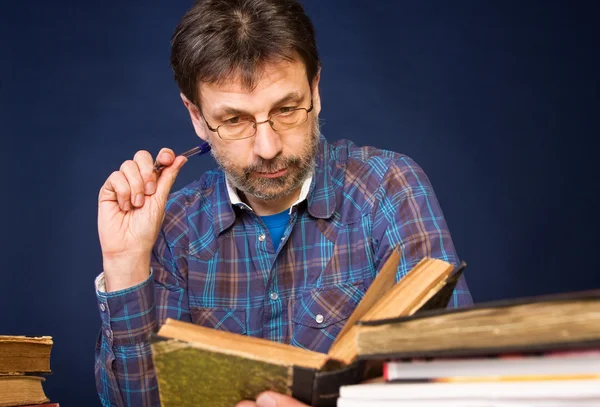 Researcher with the books — Stock Photo, Image