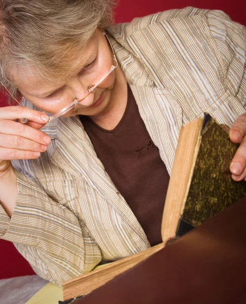 Researcher with her books and notes — Stock Photo, Image