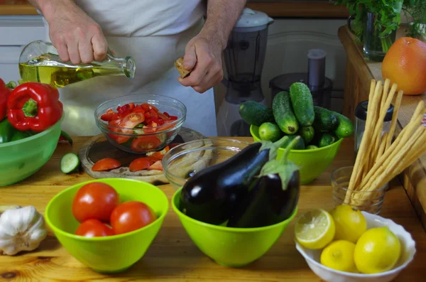 stock image Pouring salad oil