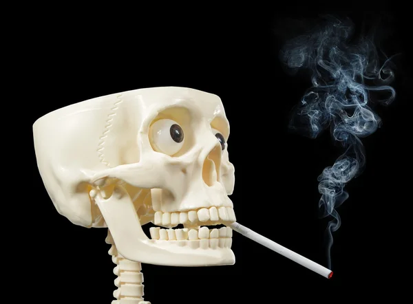 Crâne humain fumeur — Photo