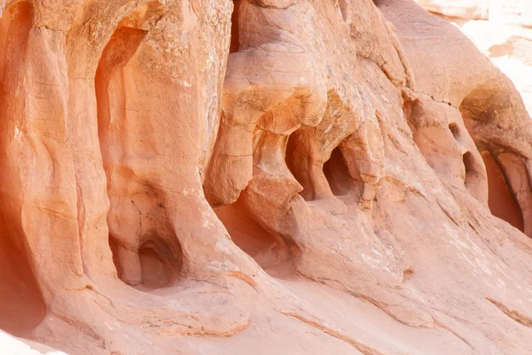 Jaskinie w czerwone skały wzgórza — Zdjęcie stockowe