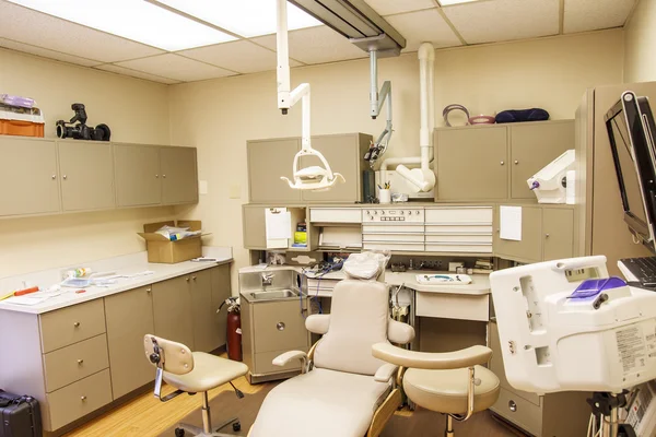 Oficina del dentista llena de equipo — Foto de Stock
