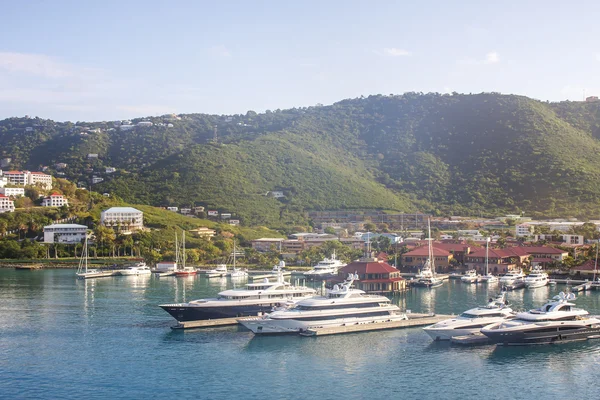 Yates de lujo en Tropical Harbor — Foto de Stock